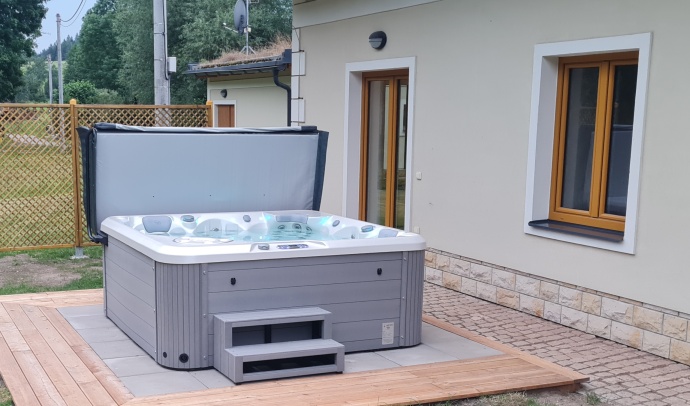 Private hot tub